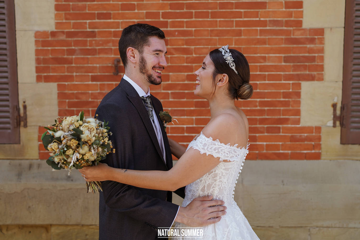 La diseñadora guipuzcoana Uxue Morejón y el escolta del Unicaja, Darío Brizuela, se dieron el «sí quiero» en una boda celebrada en Hika Txakolindegia. Estas son las mejores imágenes del mediático enlace