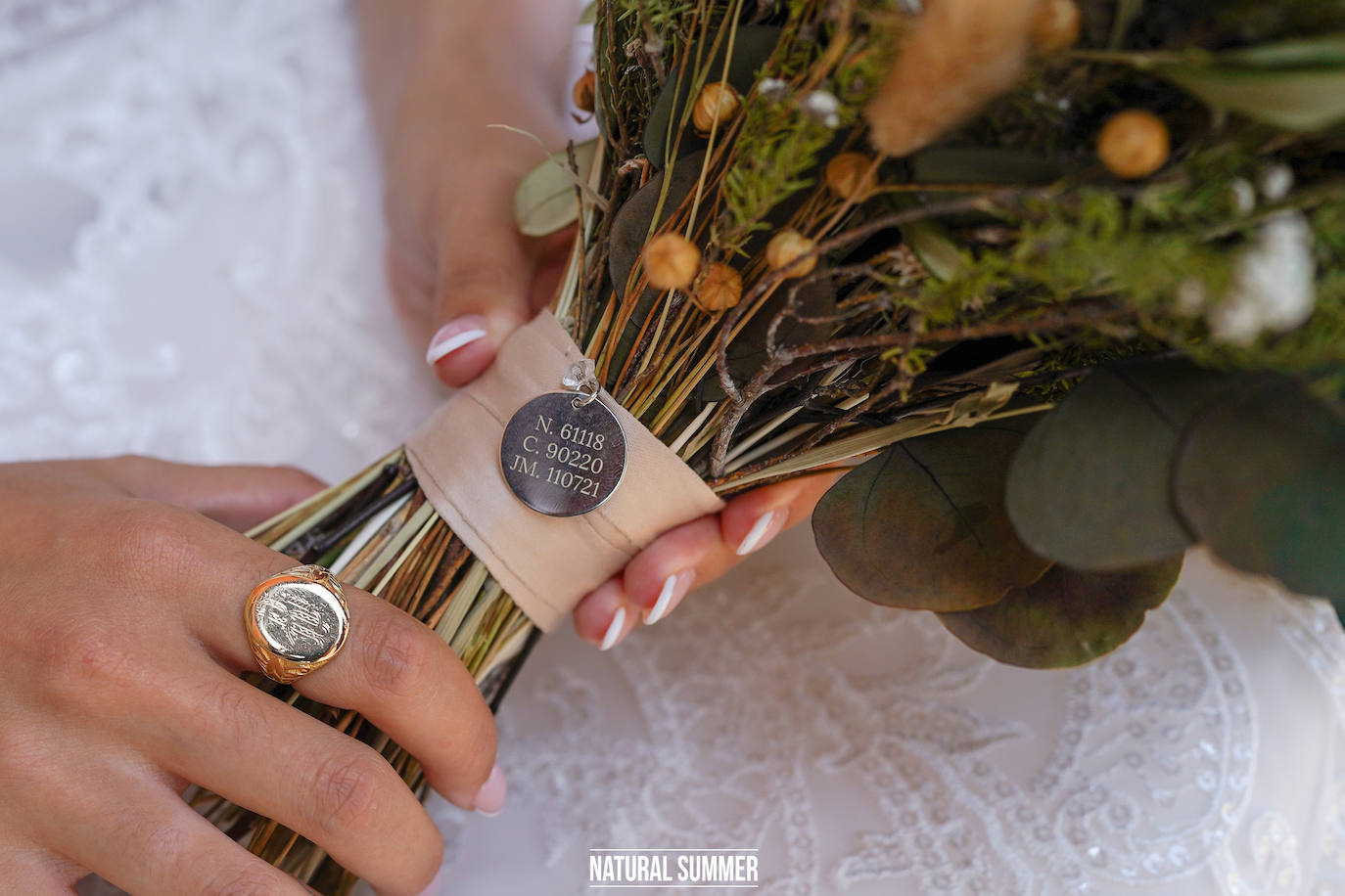 La diseñadora guipuzcoana Uxue Morejón y el escolta del Unicaja, Darío Brizuela, se dieron el «sí quiero» en una boda celebrada en Hika Txakolindegia. Estas son las mejores imágenes del mediático enlace