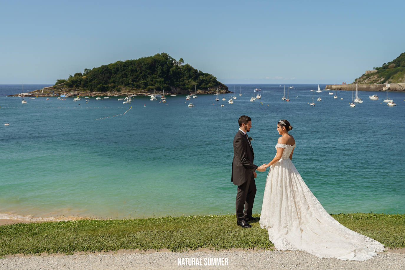 La diseñadora guipuzcoana Uxue Morejón y el escolta del Unicaja, Darío Brizuela, se dieron el «sí quiero» en una boda celebrada en Hika Txakolindegia. Estas son las mejores imágenes del mediático enlace