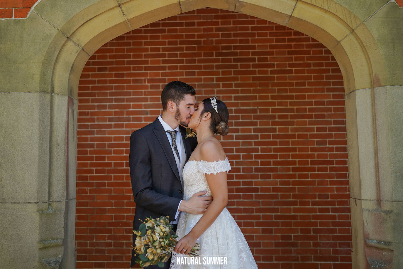 La diseñadora guipuzcoana Uxue Morejón y el escolta del Unicaja, Darío Brizuela, se dieron el «sí quiero» en una boda celebrada en Hika Txakolindegia. Estas son las mejores imágenes del mediático enlace