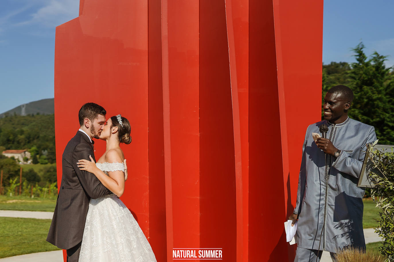 La diseñadora guipuzcoana Uxue Morejón y el escolta del Unicaja, Darío Brizuela, se dieron el «sí quiero» en una boda celebrada en Hika Txakolindegia. Estas son las mejores imágenes del mediático enlace
