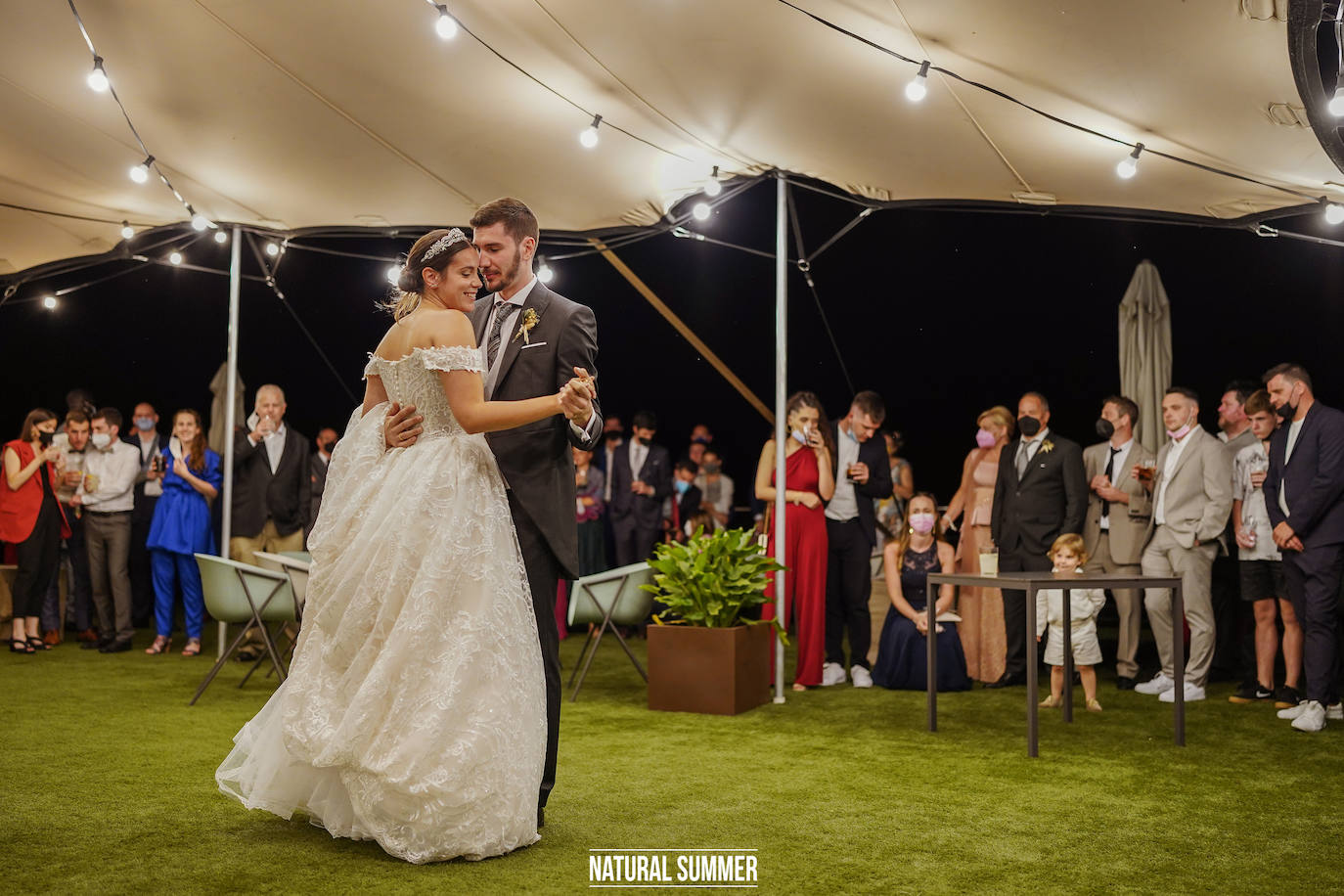 La diseñadora guipuzcoana Uxue Morejón y el escolta del Unicaja, Darío Brizuela, se dieron el «sí quiero» en una boda celebrada en Hika Txakolindegia. Estas son las mejores imágenes del mediático enlace