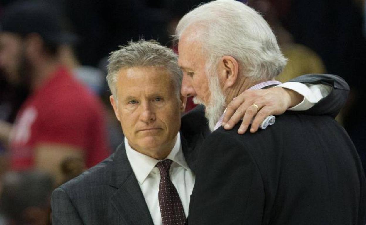 Brett Brown y Gregg Popovich. 