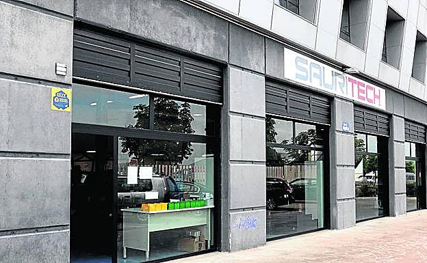 Imagen principal - Las instalaciones se encuentran en el Polígono Industrial de Bayas en el edificio Poliba. En la actualidad, la plantilla cuenta con 19 trabajadores que realizan trabajos de una gran precisión en piezas muy pequeñas.