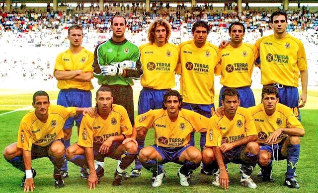 Álvarez y Calleja, segundos por la derecha arriba y abajo, en un once del Villarreal de la temporada 2003-2004. En la foto destacan otros nombres como Riquelme, Pepe Reina o el exalbiazul Coloccini. 