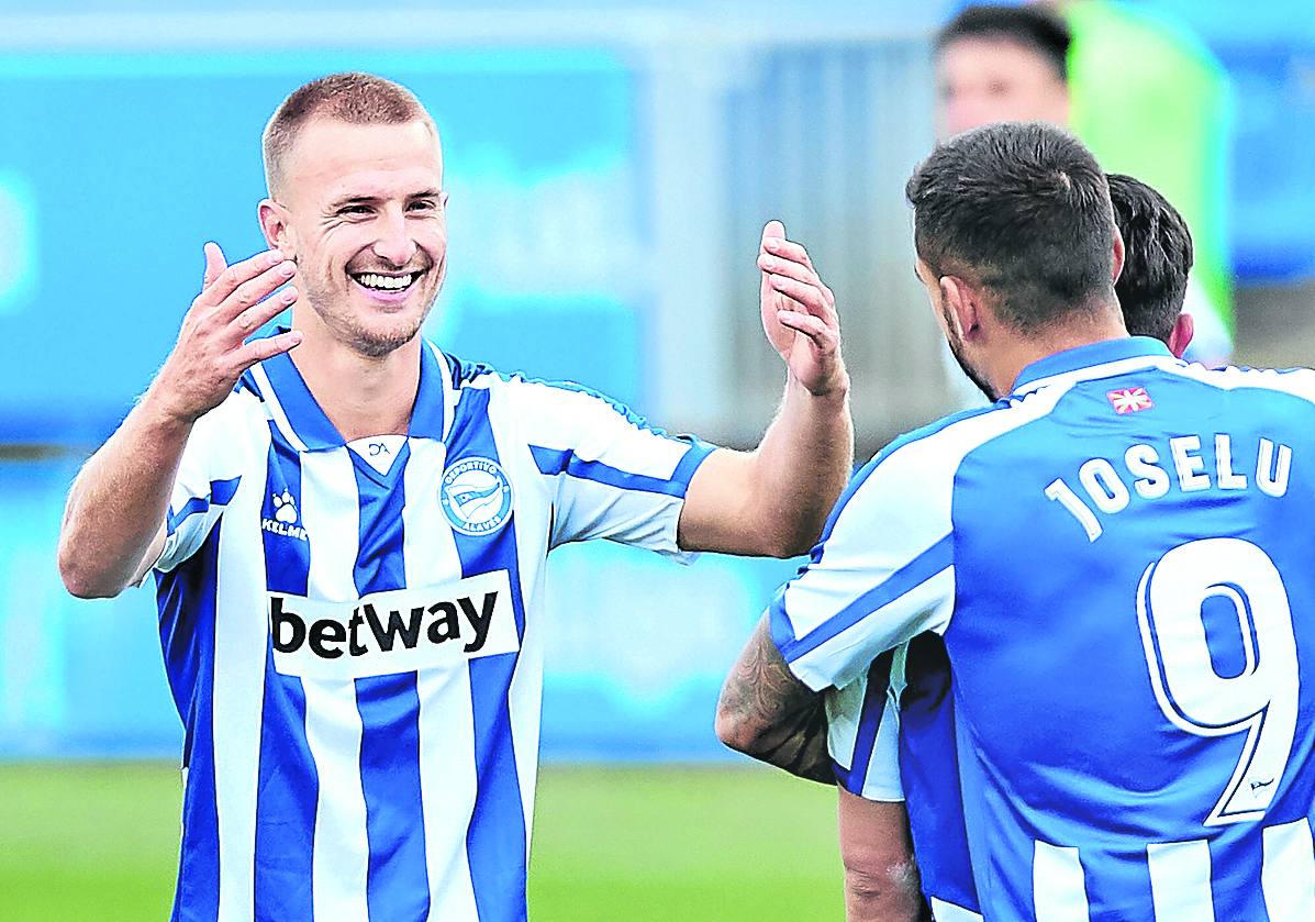 Ely busca el abrazo de Lucas y Joselu en la celebración de un gol del Alavés