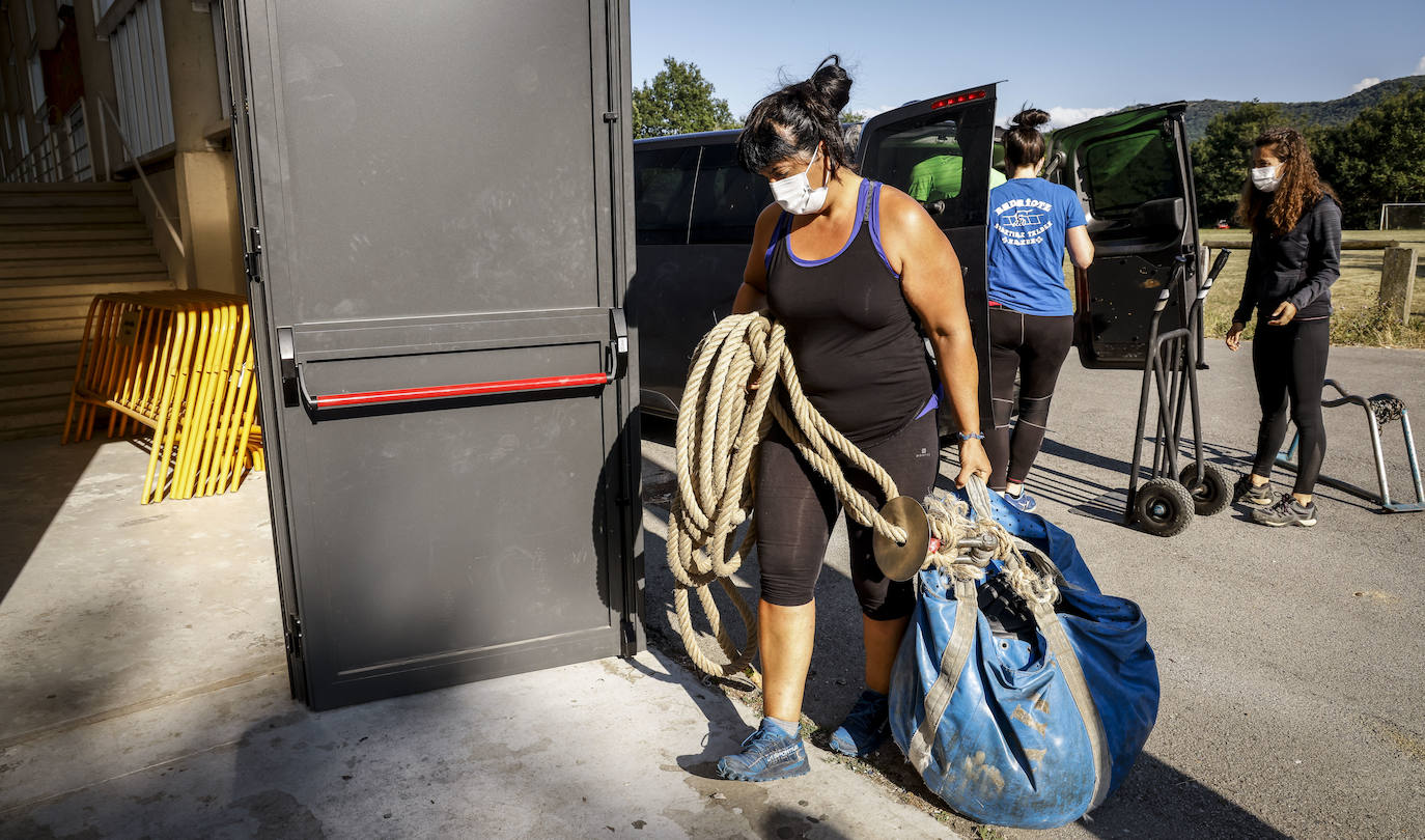 Fotos: Las mujeres se apuntan a los Herri kirolak en Álava