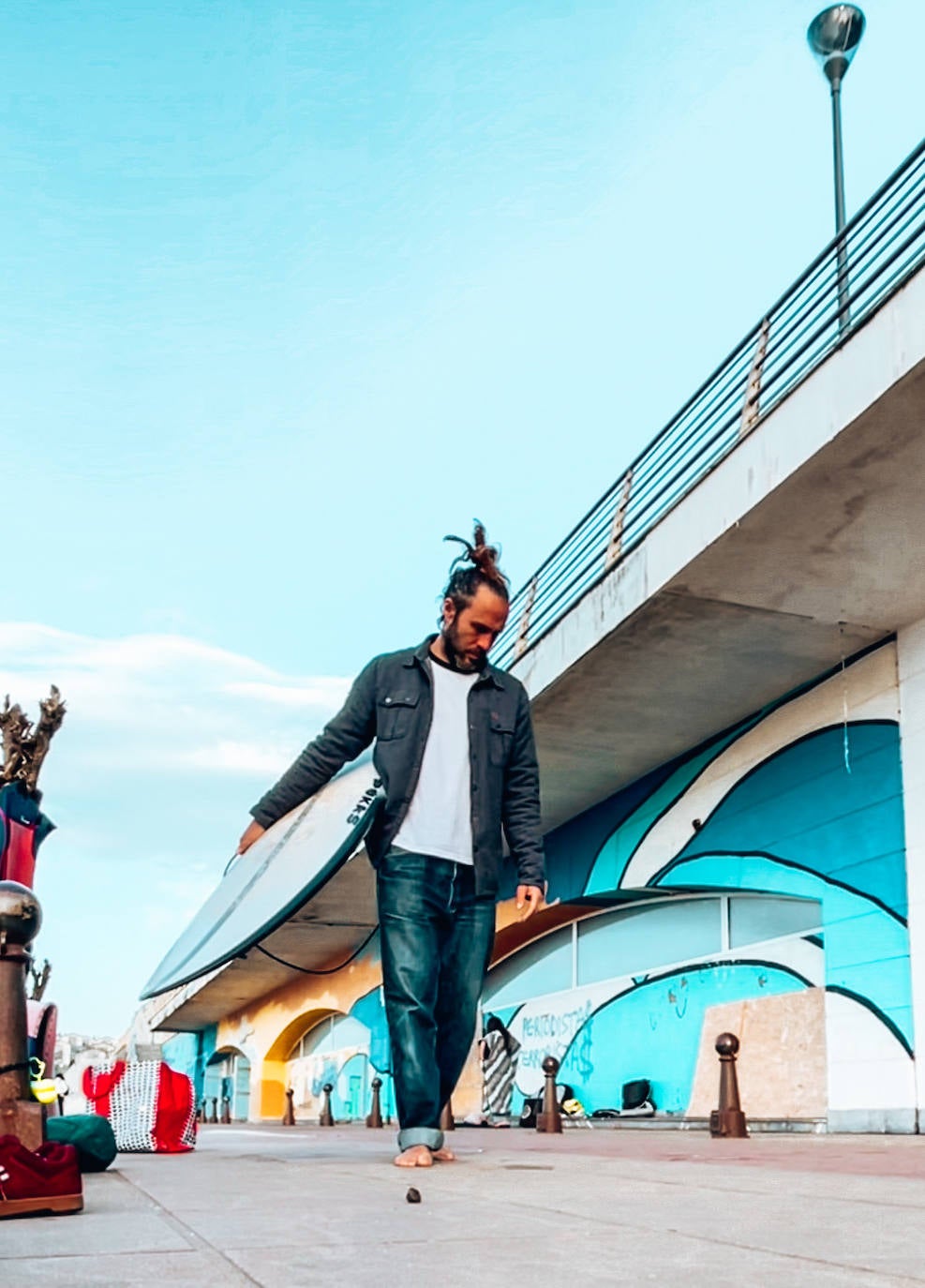 Fotos: Manu, el surfista de Leioa que arrasa en redes con sus camisas hawaianas y tatuajes