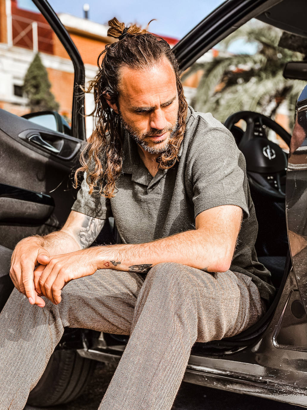 Fotos: Manu, el surfista de Leioa que arrasa en redes con sus camisas hawaianas y tatuajes