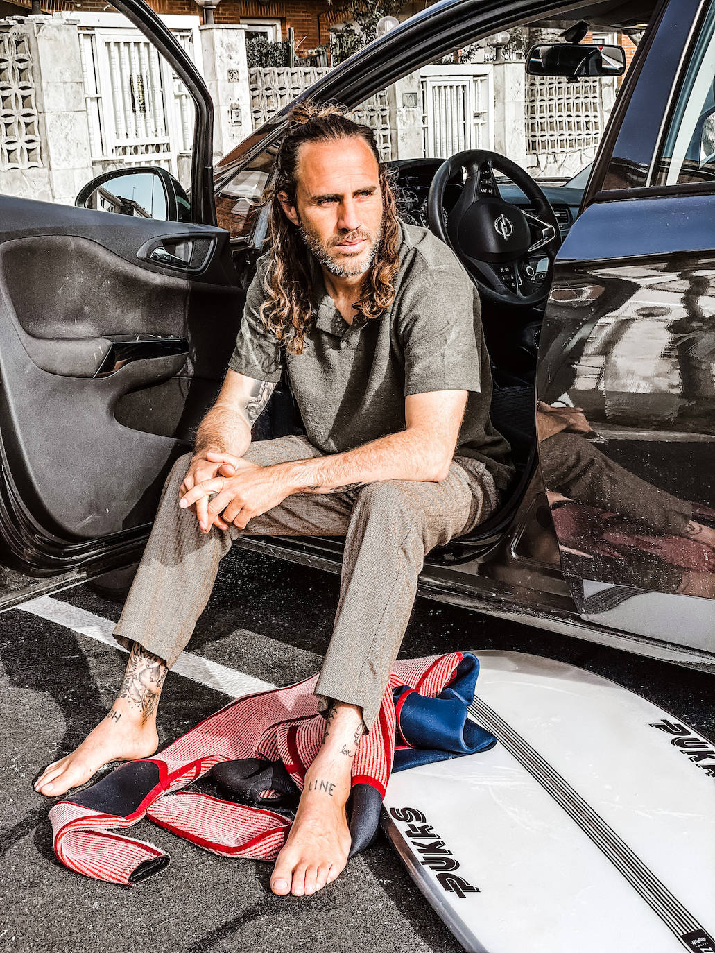 Fotos: Manu, el surfista de Leioa que arrasa en redes con sus camisas hawaianas y tatuajes