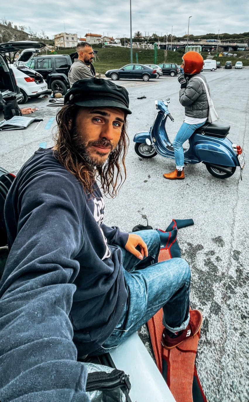 Fotos: Manu, el surfista de Leioa que arrasa en redes con sus camisas hawaianas y tatuajes