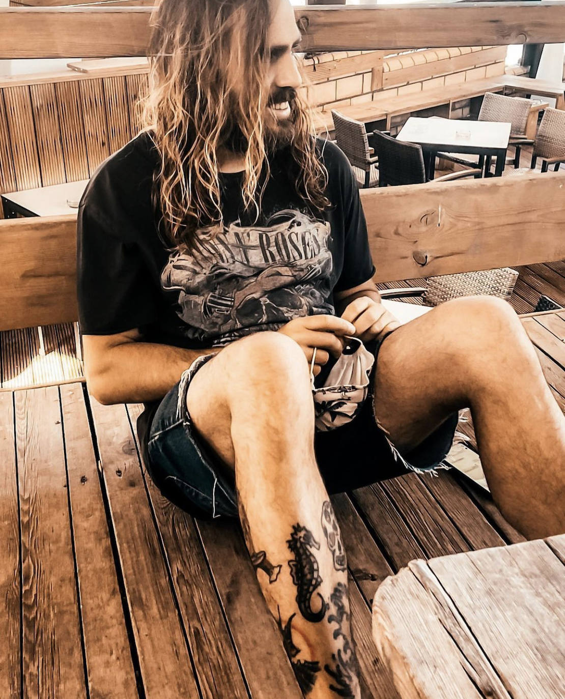 Fotos: Manu, el surfista de Leioa que arrasa en redes con sus camisas hawaianas y tatuajes