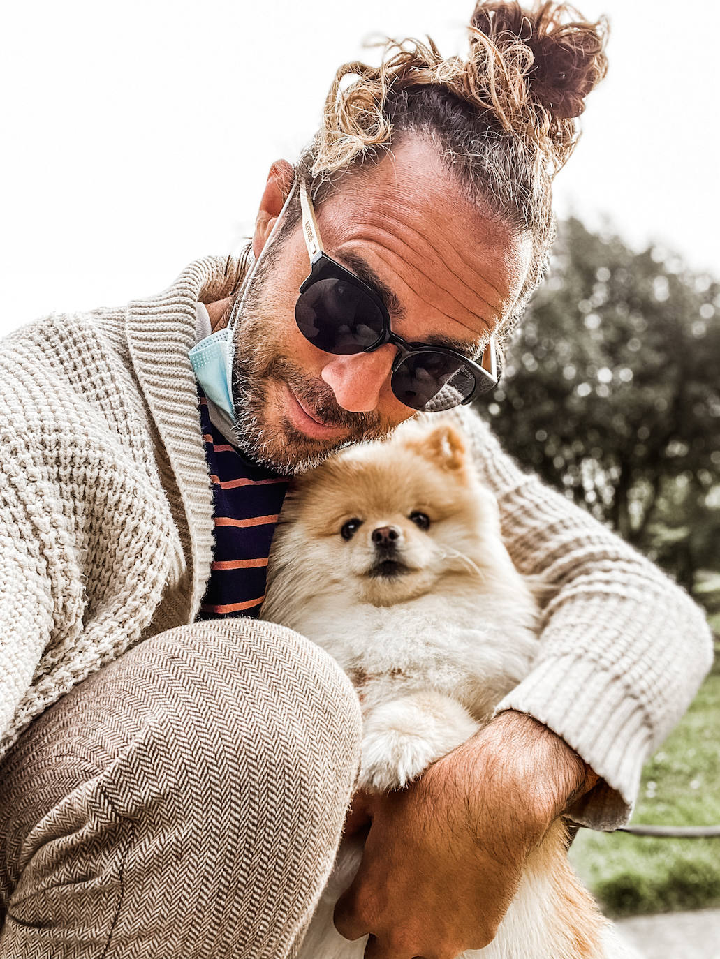 Fotos: Manu, el surfista de Leioa que arrasa en redes con sus camisas hawaianas y tatuajes