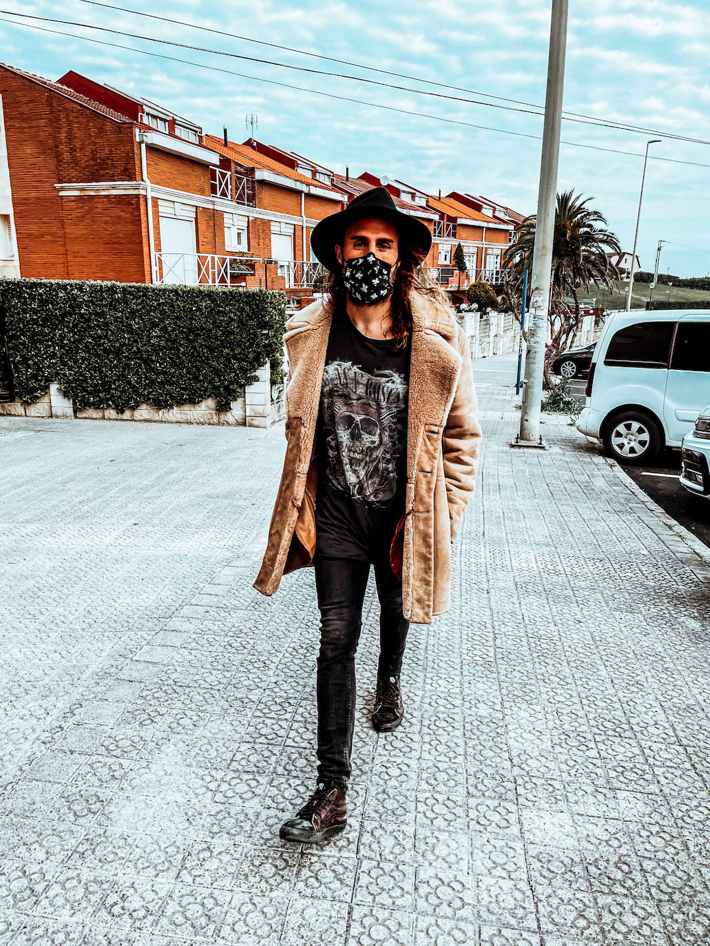 Fotos: Manu, el surfista de Leioa que arrasa en redes con sus camisas hawaianas y tatuajes