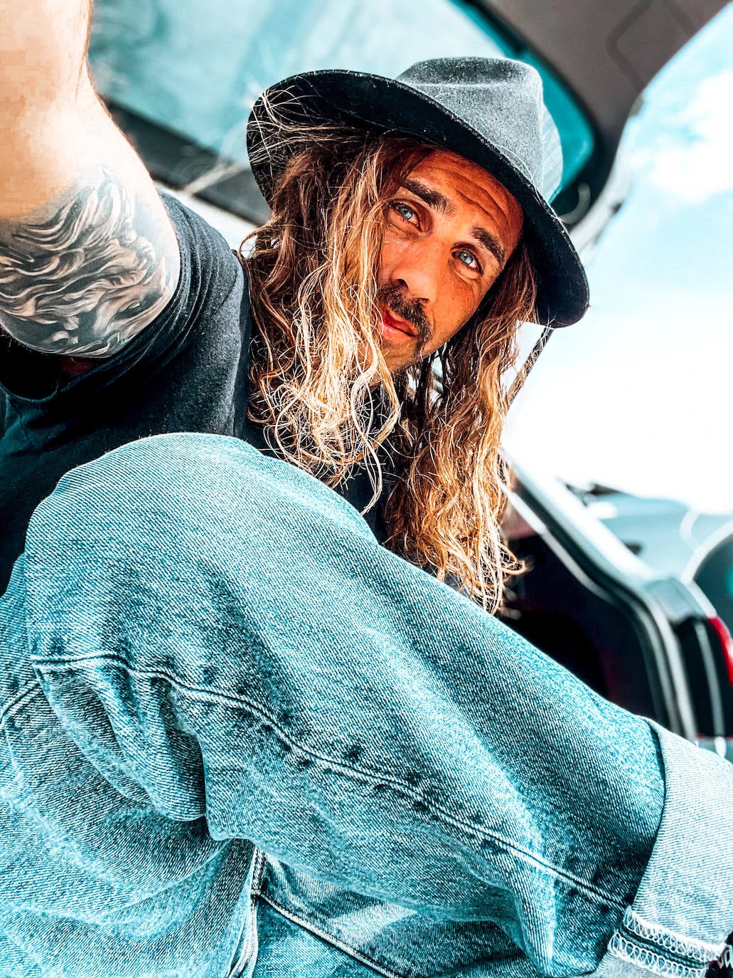 Fotos: Manu, el surfista de Leioa que arrasa en redes con sus camisas hawaianas y tatuajes