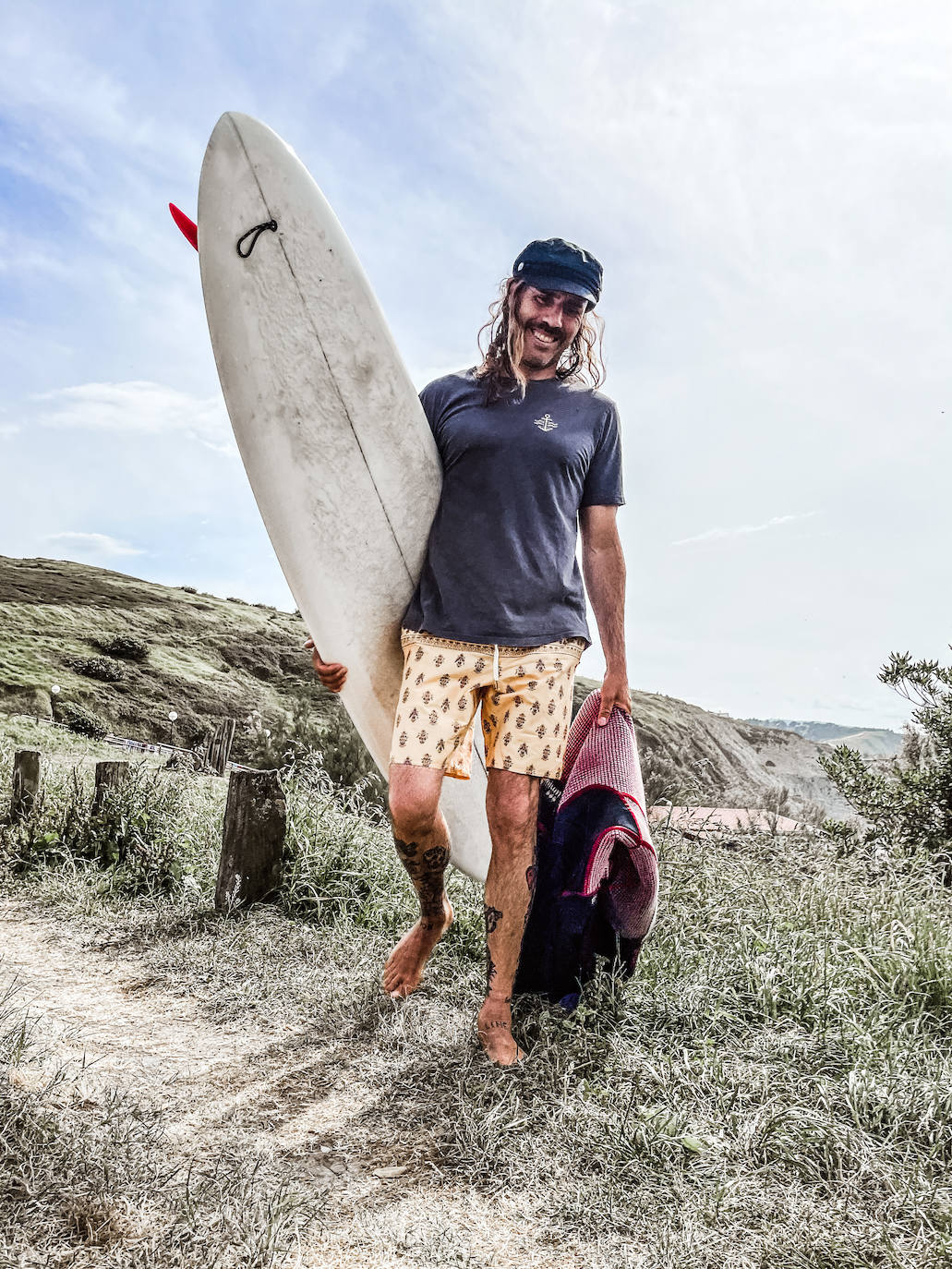 Fotos: Manu, el surfista de Leioa que arrasa en redes con sus camisas hawaianas y tatuajes