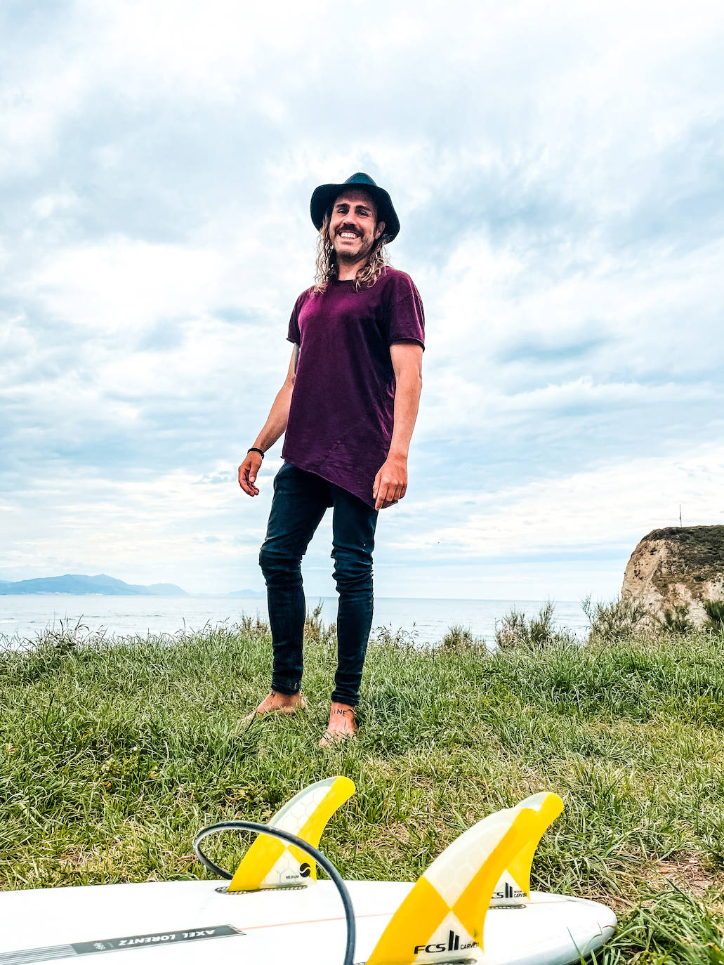 Fotos: Manu, el surfista de Leioa que arrasa en redes con sus camisas hawaianas y tatuajes