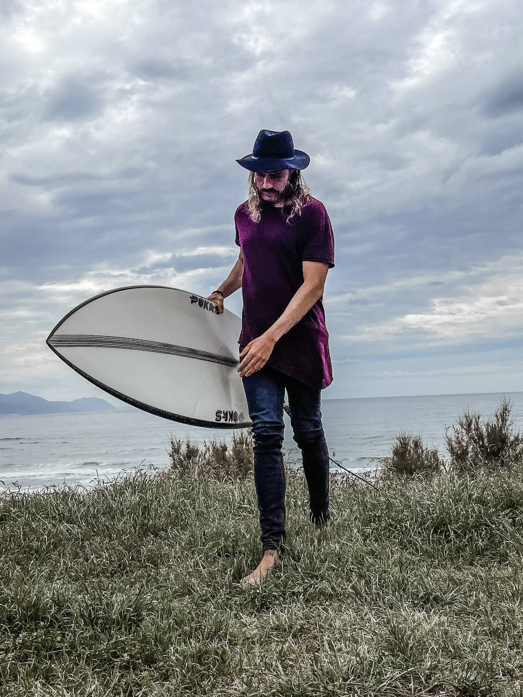 Fotos: Manu, el surfista de Leioa que arrasa en redes con sus camisas hawaianas y tatuajes