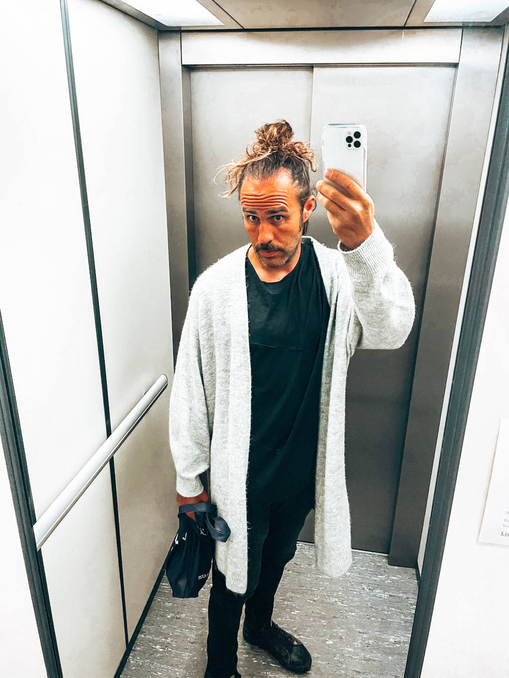 Fotos: Manu, el surfista de Leioa que arrasa en redes con sus camisas hawaianas y tatuajes