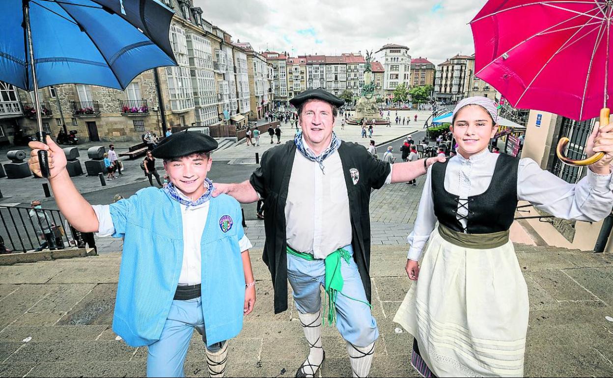 Eneko Asurmendi, Gorka Ortiz de Urbina y Maite Salazar se fotografiaron ayer en San Miguel.