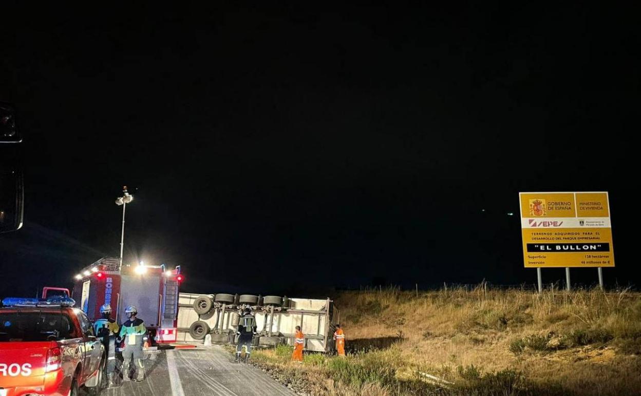 El camión que volcó el jueves en la AP-1 lo hizo en el término municipal de Miranda, a la altura de los terrenos de El Bullón. 