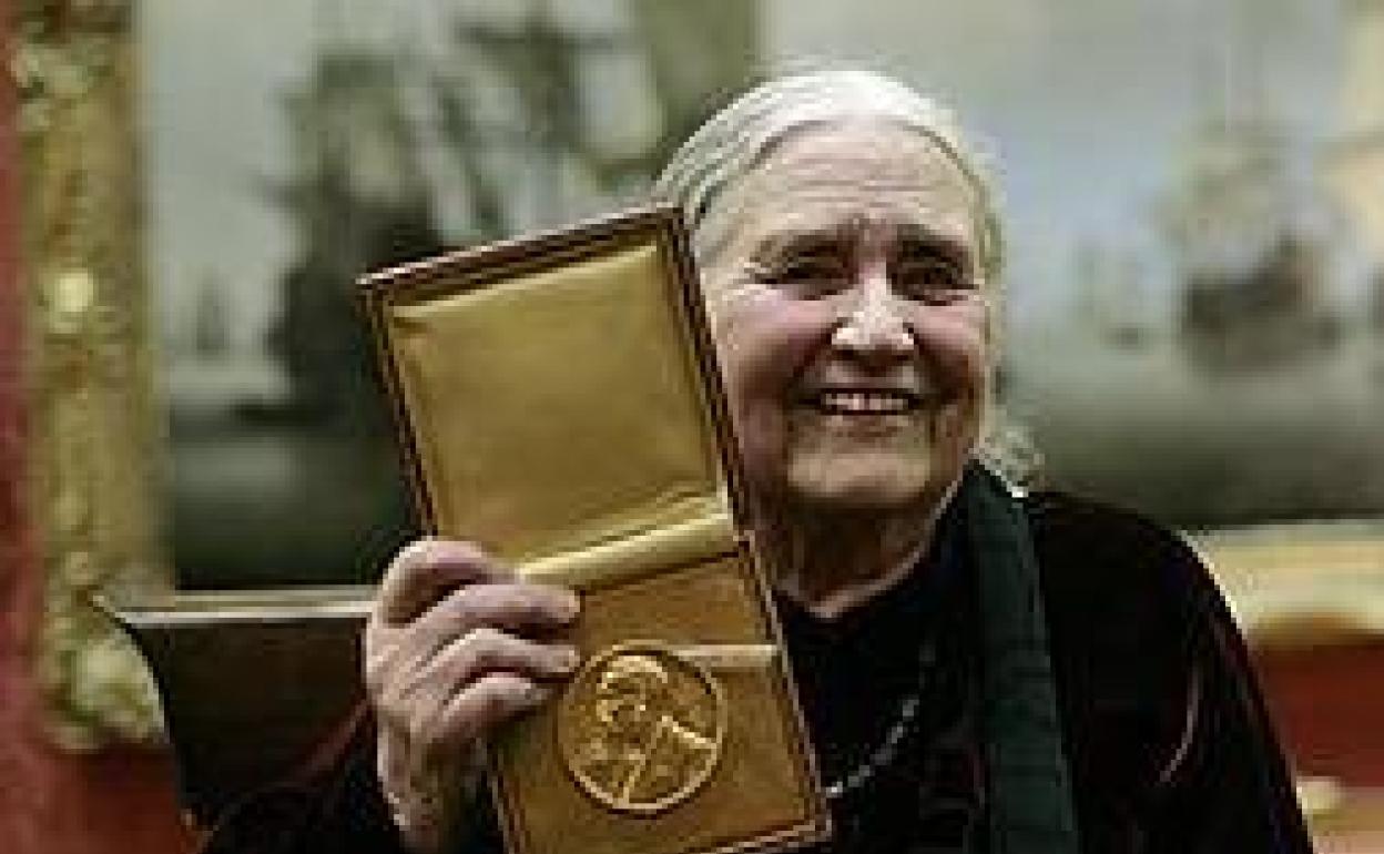 Doris Lessing posa con el Nobel de Literatura en 2007. 