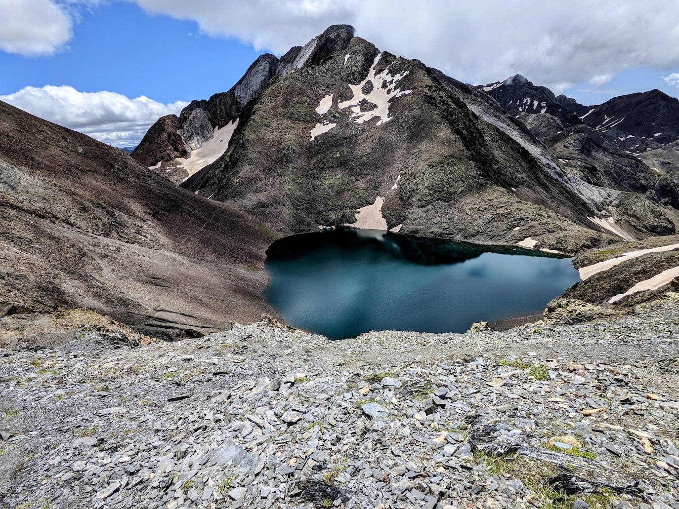 El ibón de Tebarray, a los pies de la cima del mismo nombre.