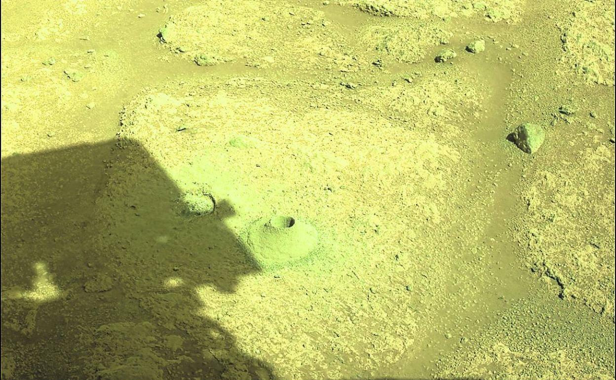 La imagen permite apreciar claramente el primer hoyo cavado por el rover en el planeta rojo. 