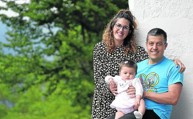 Ekiñe Eizaguirre y Jon Ibarmia posan junto con su hija Maren, diagnosticada con la mutación genética CDKL5.