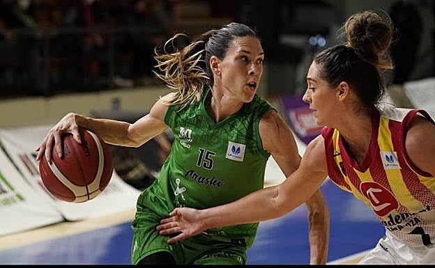 Imagen principal - Anna Cruz, Laura Nicholls eta Jorge Garbajosa.