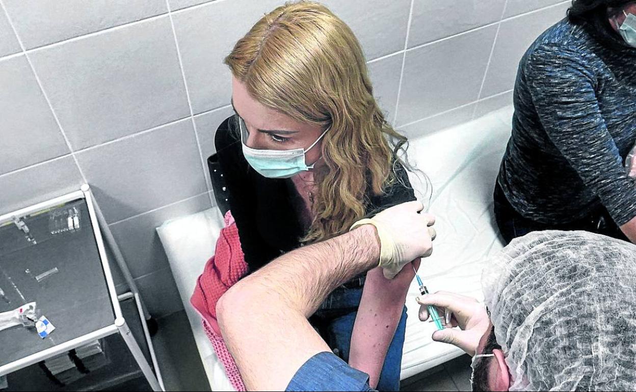 Una mujer recibe una dosis de vacuna contra el coronavirus. 