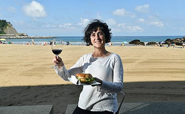 Una hamburguesa y un vino en la playa de Deba.