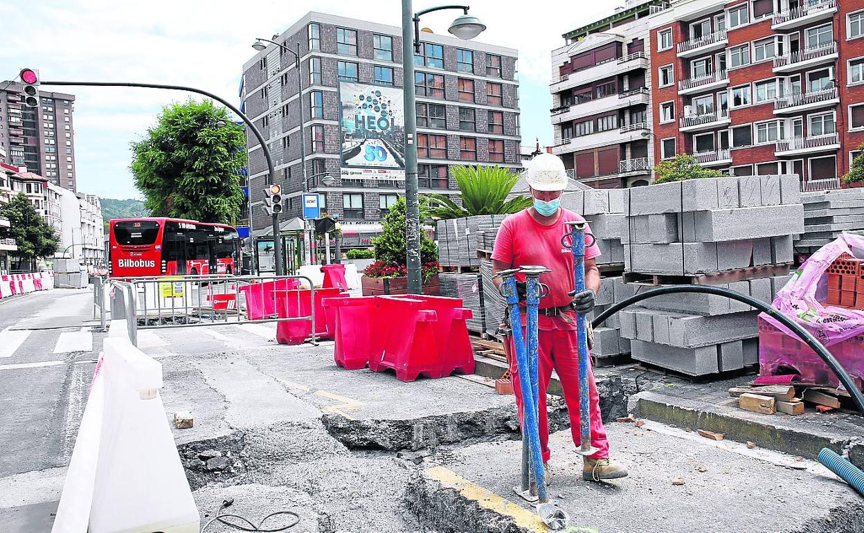 Un operario trabaja en las obras de urbanización de la plaza San Pedro, en el barrio de Deusto. 