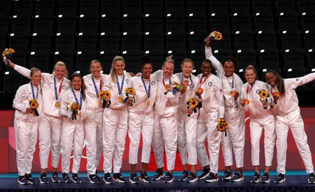 La selección de EE UU celebra el oro de voleibol.