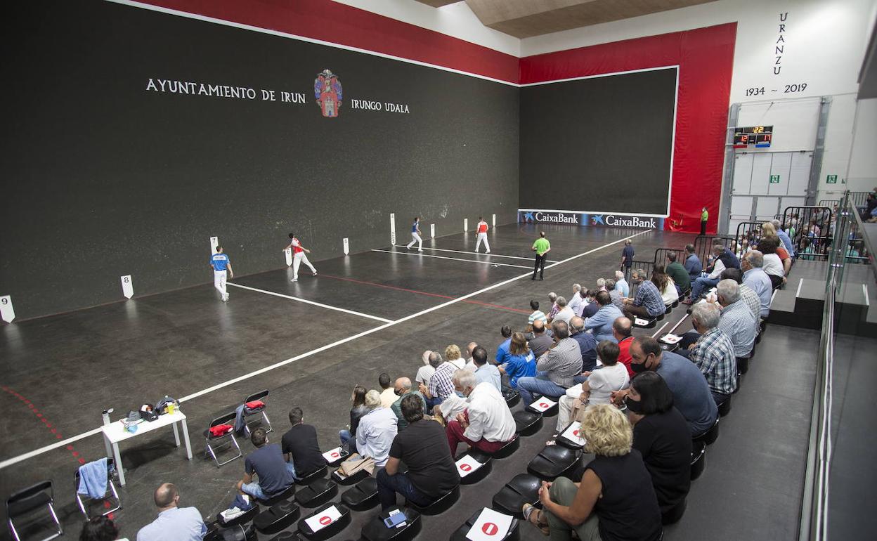 Aficionados presencian un partido en Irún. 