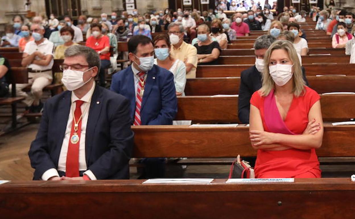 Juan Mari Aburto junto a Ana Otadui, presidenta de las Juntas, en la misa de Begoña.