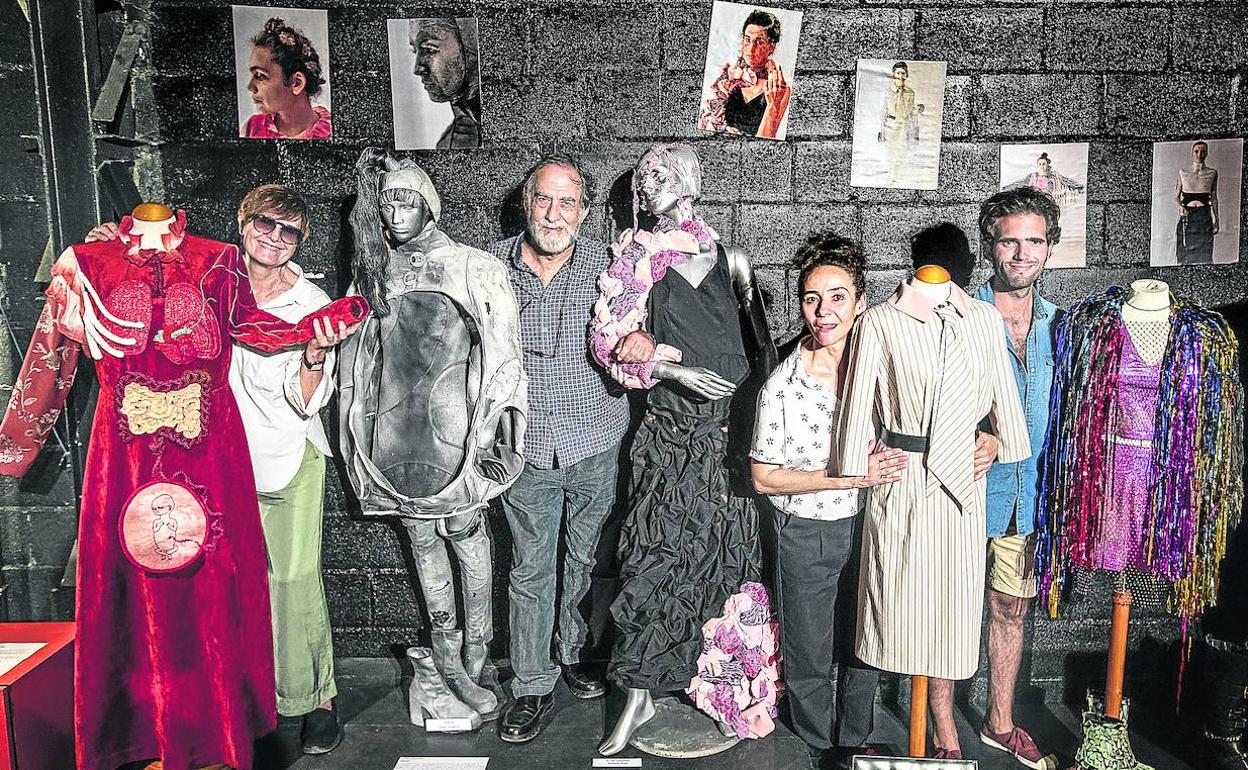 Equipo. Itziar Lazkano, Ramón Barea, Irene Bau y Galder Sacanell posan con trajes de la Escuela de Cine del País Vasco. 