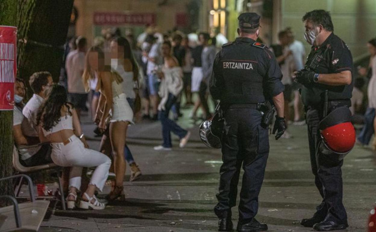 Los agentes, anoche durante las 'no fiestas' de Gernika. 