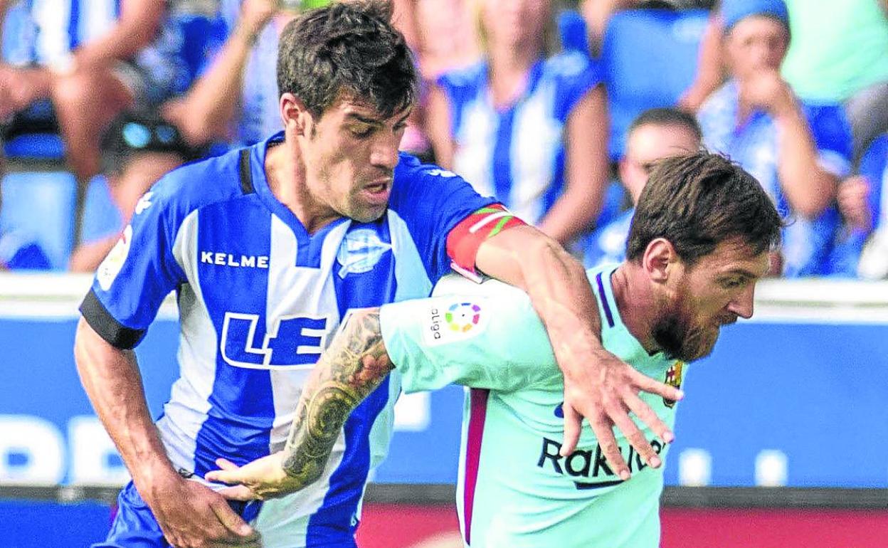 Manu García, ya en Chipre, y Messi, fichado por el PSG, en una pugna cuando militaban en Alavés y Barça. 