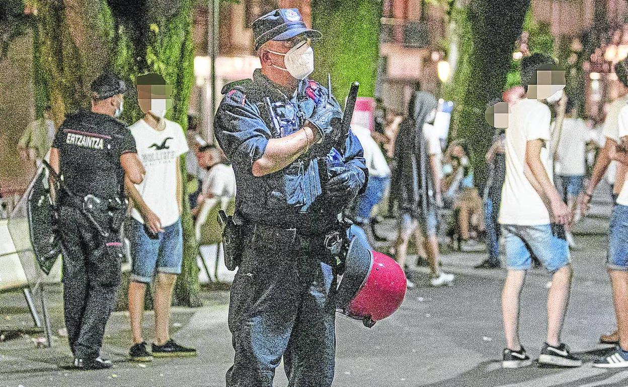 Ertzainas desplegados en el centro de Gernika durante la 'visperada', uno de los días grandes de las fiestas de la villa foral. 