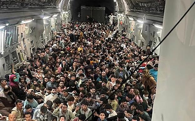 La imagen de la desesperación: un avión de EEUU rescata a 640 afganos