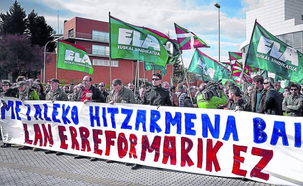 Protesta de trabajadores del sector del metal de Gipuzkoa en reivindicación del convenio que finalmente se firmó en otoño pasado. 
