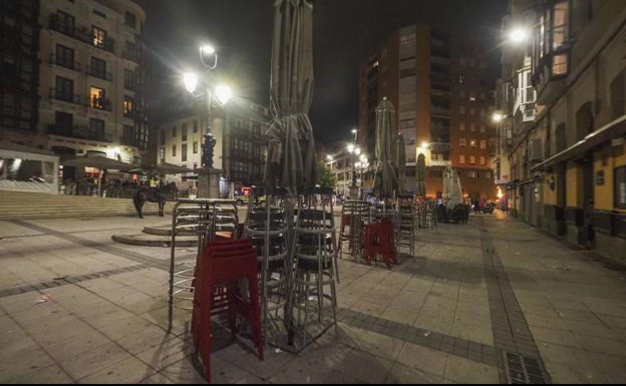 Una terraza de Santander, cerrada pasada la hora del toque de queda. 