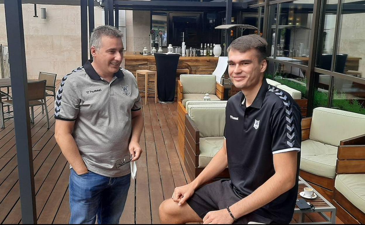 Masiulis charla con el director deportivo del Bilbao Basket, Rafa Pueyo. 