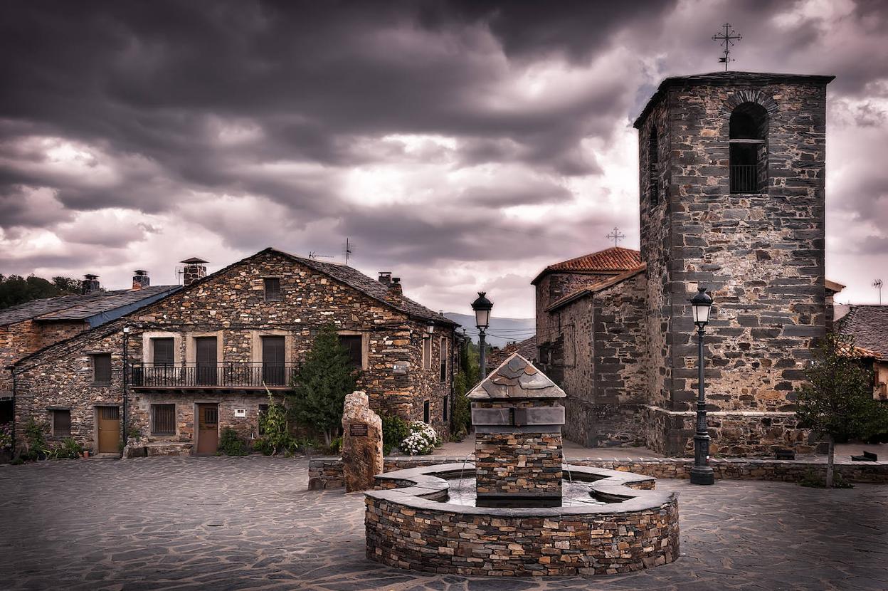 Plaza de iglesia de Valverde de los Arroyos.