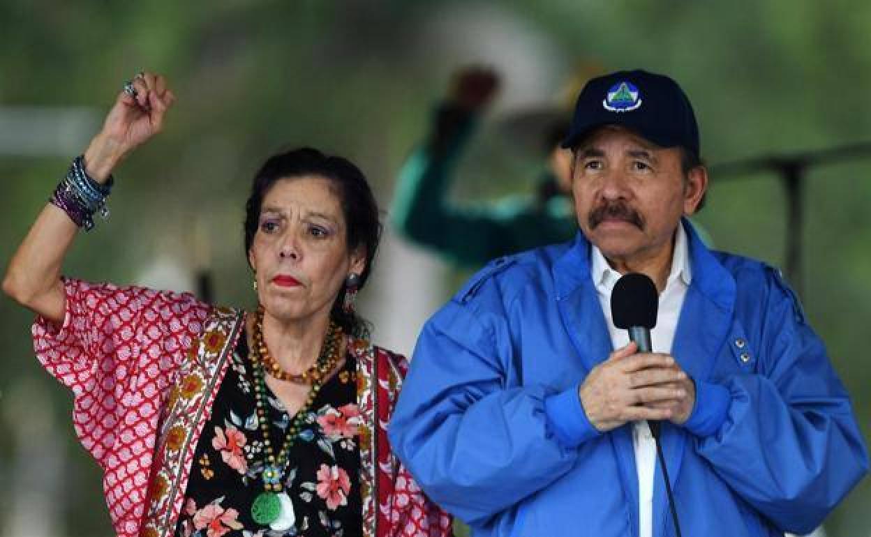 Daniel Ortega y su esposa. 