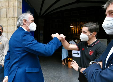 El Txopo y Marcelino se saludan en la ofrenda. 