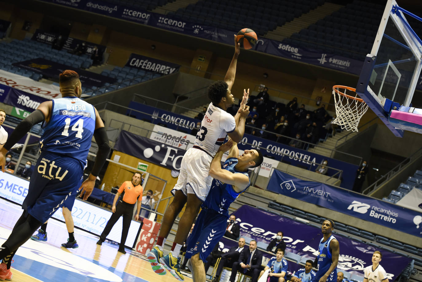 Fotos: El Baskonia cierra el fichaje de Steven Enoch
