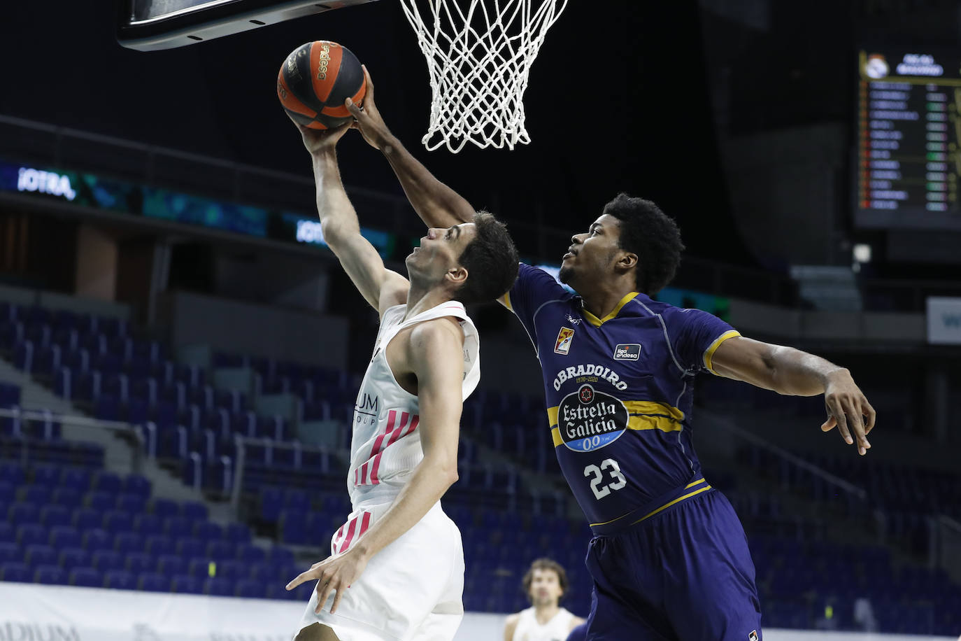 Fotos: El Baskonia cierra el fichaje de Steven Enoch