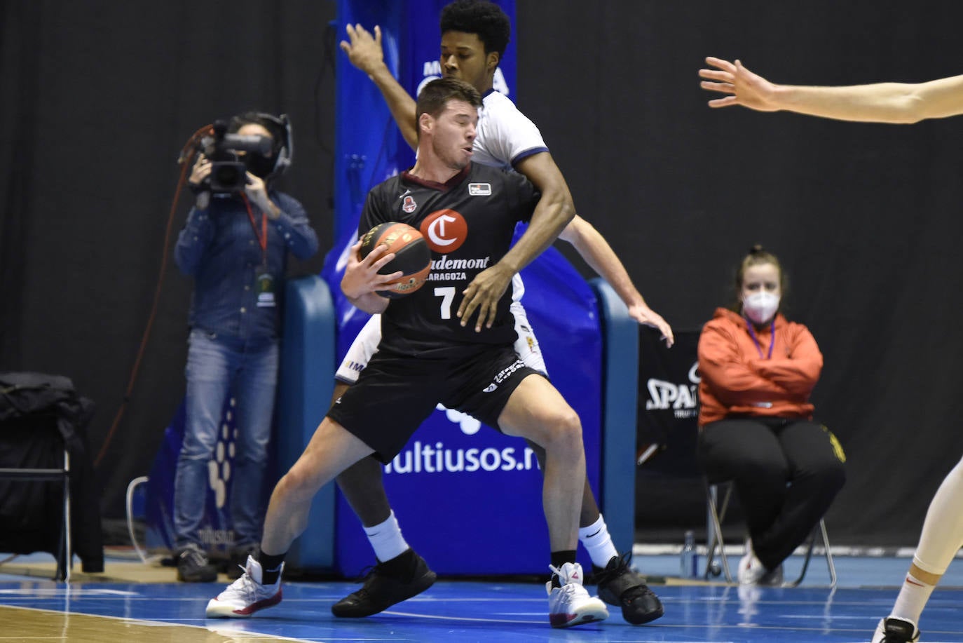 Fotos: El Baskonia cierra el fichaje de Steven Enoch